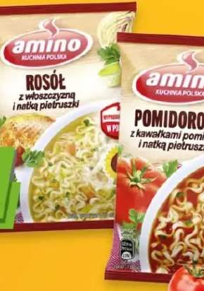 Zupa nudle pomidorowa z kawałkami pomidorów i małą pietruszką